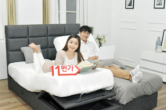 SK플래닛의 11번가가 오는 28일까지 '세상에 없던 침대' 기획전을 진행한다. 모델들이 모션침대 위에서 이번 기획전을 소개하고 있다.   SK플래닛 제공